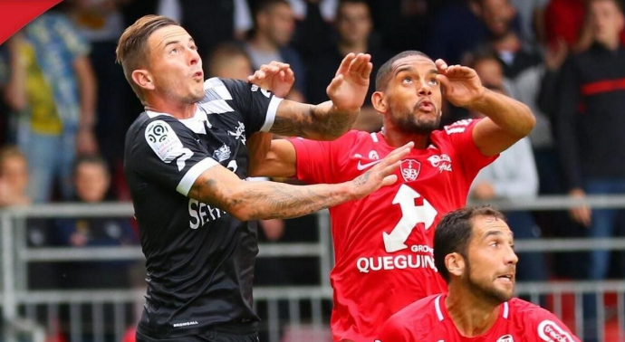  布雷斯特主场球迷冲突导致比赛中断  